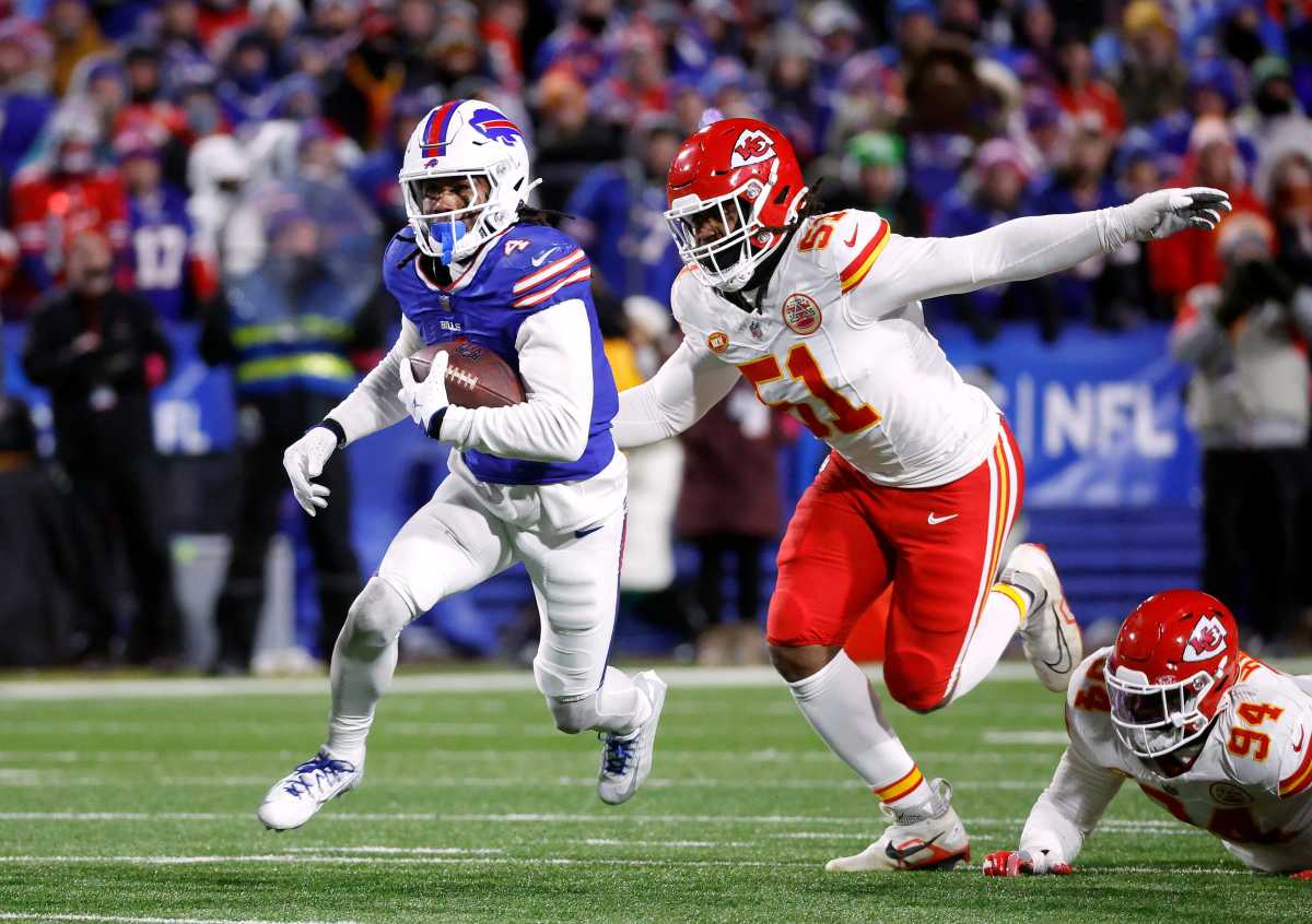 Buffalo Bills running back James Cook (4) runs past Kansas City Chiefs defensive end Mike Danna (51), © Jamie Germano/Rochester Democrat and Chronicle / USA TODAY NETWORK