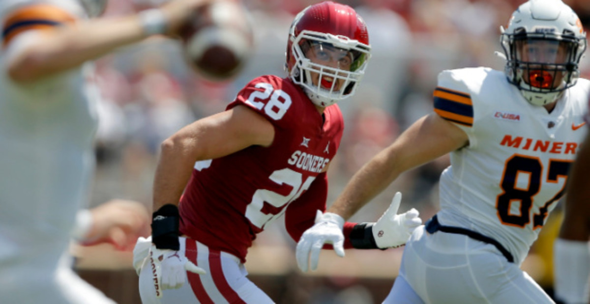 Oklahoma Sooners linebacker Danny Stutsman during a play on defense during a college football game.