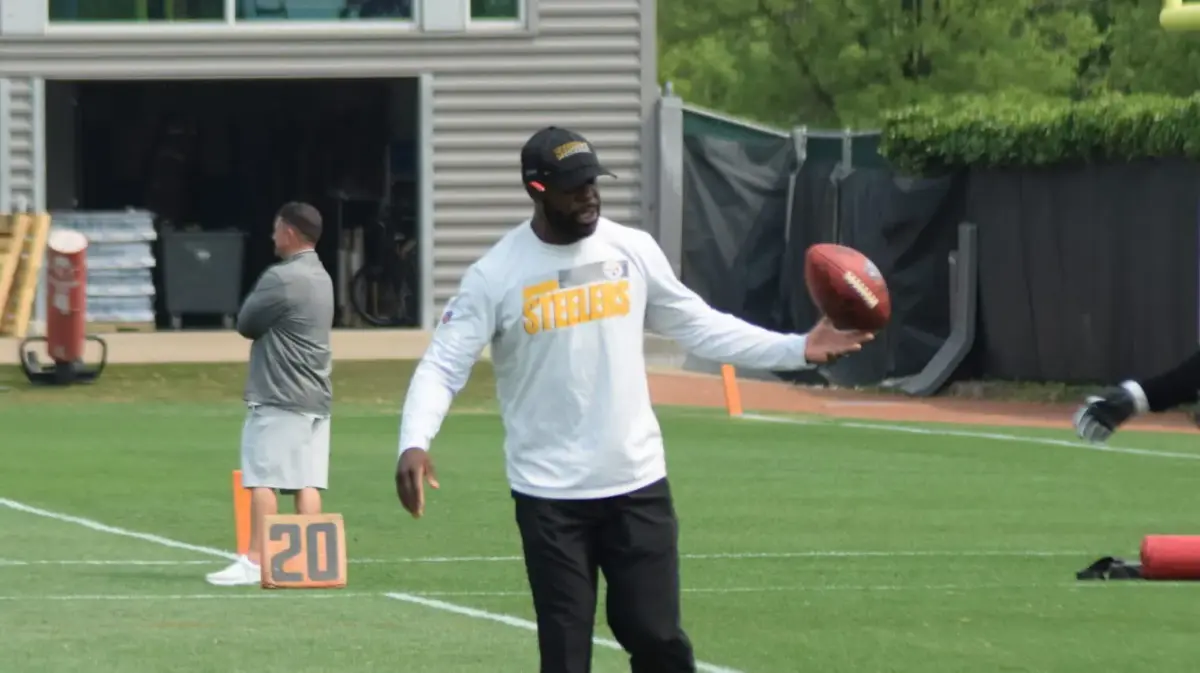 Pittsburgh Steelers assistant defensive backs coach Gerlad Alexander is the latest to interview for the New England Patriots coaching staff vacancy.