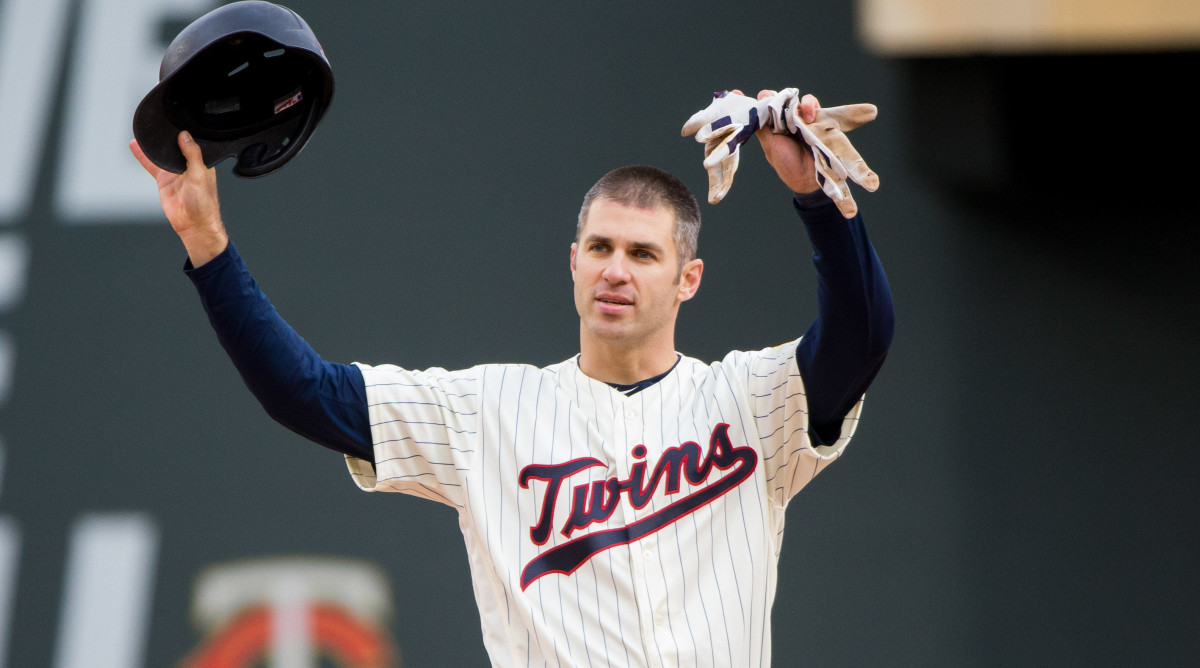 Minnesota Twins first baseman Joe Mauer acknowledges the crowd during his final game.