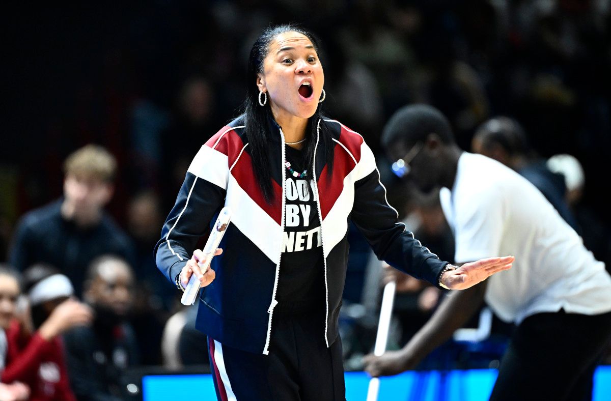 Dawn Staley giving instructions to her players in season-opener Vs. Notre Dame (6th Nov., 2023)