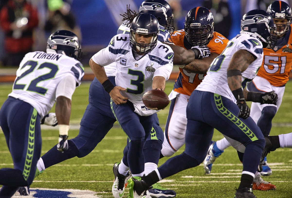 Russell Wilson hands off the ball to Robert Turbin