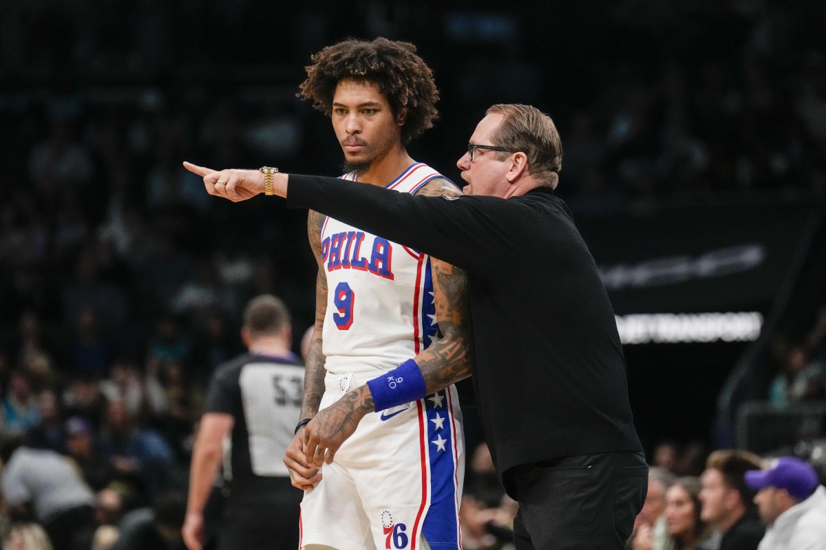 Nick Nurse coaching up Kelly Oubre during the Sixers veteran's return to Charlotte.