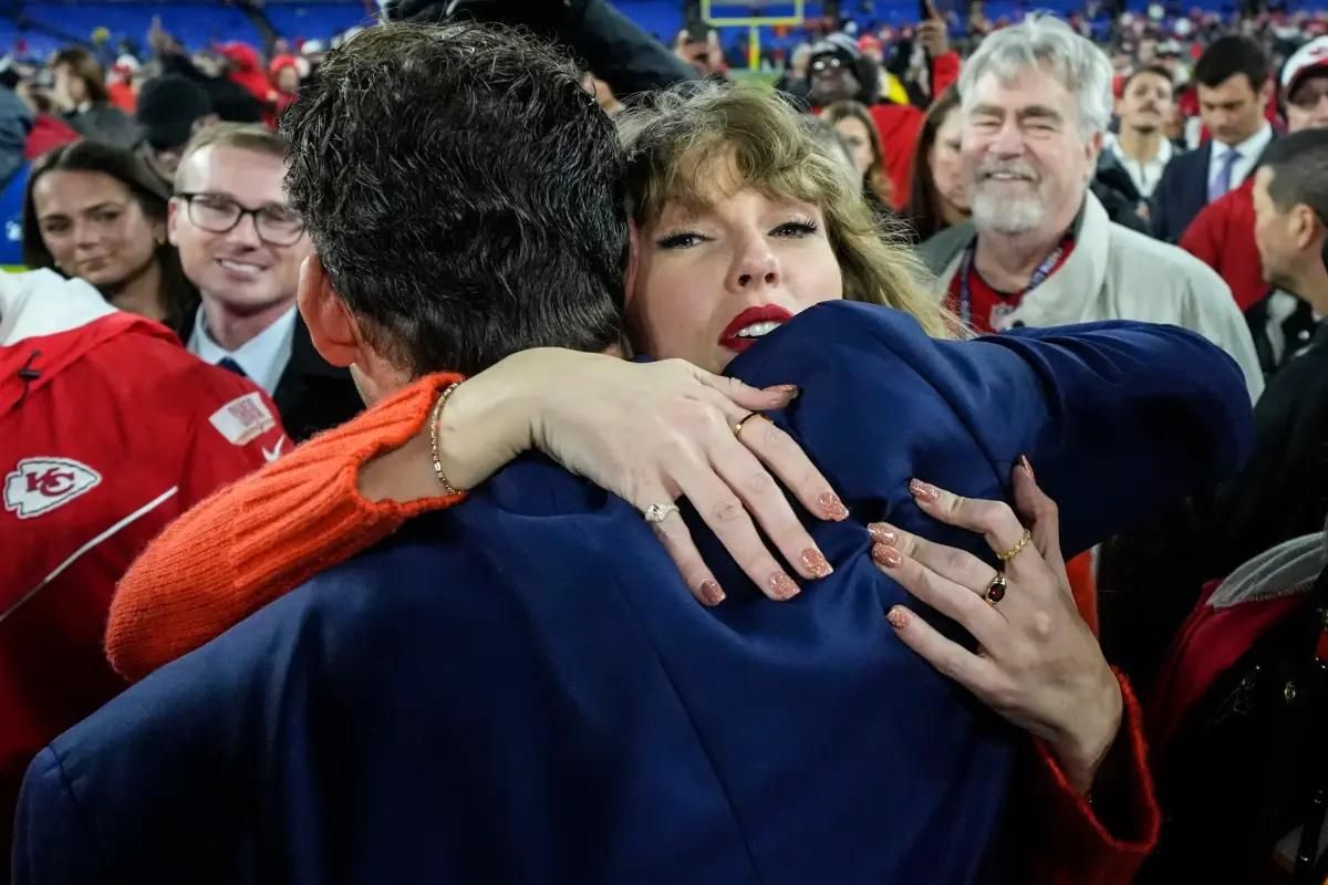 taylor-swift-embraces-former-nfl-75620660
