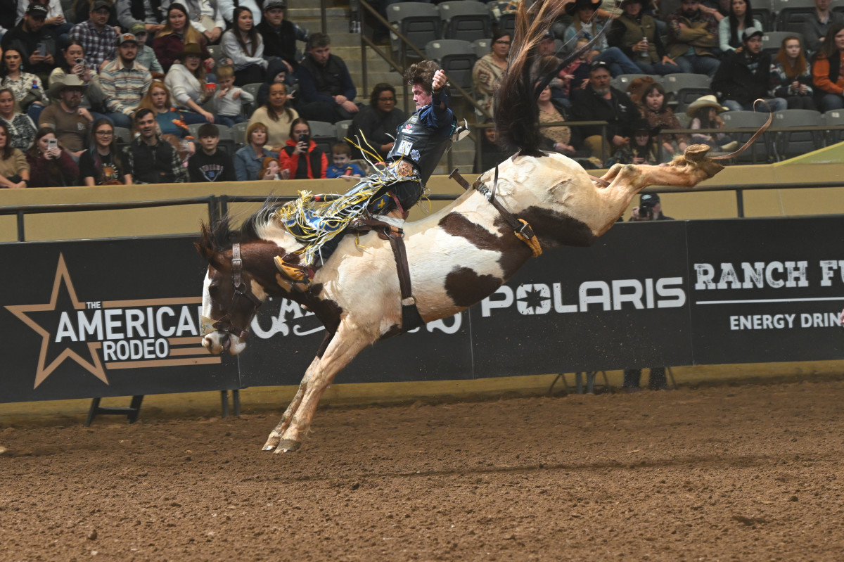 Jacob Lees clinches Bareback title in Lexington, Ky., with an 86-point ride on Feather Fluffer, the highest of the weekend.