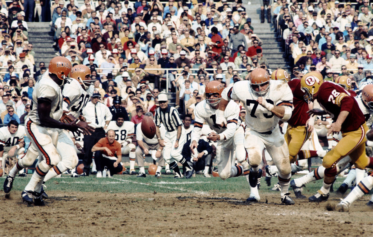 The Bengals snap the ball as Washington runs at them