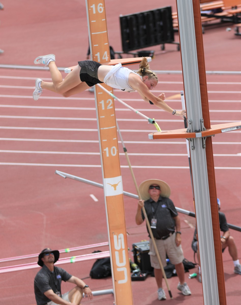 Look Ella Strickland sets new Texas state record in girls pole vault