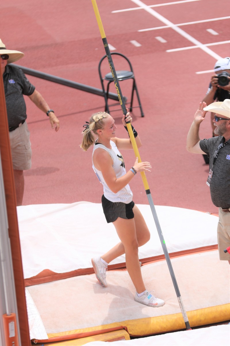 Look Ella Strickland sets new Texas state record in girls pole vault