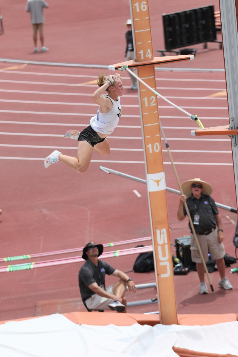 Look Ella Strickland sets new Texas state record in girls pole vault