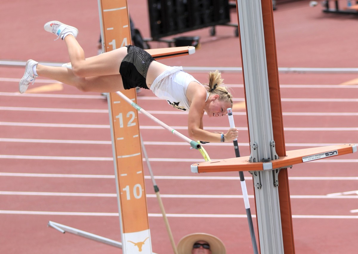 Look Ella Strickland sets new Texas state record in girls pole vault