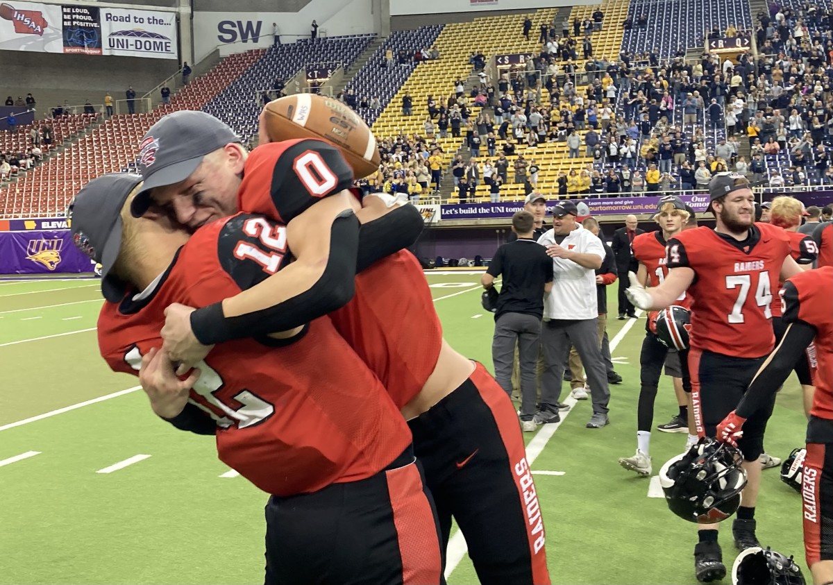 Iowa high school football 3A state championship Williamsburg blanks Sioux City Heelan
